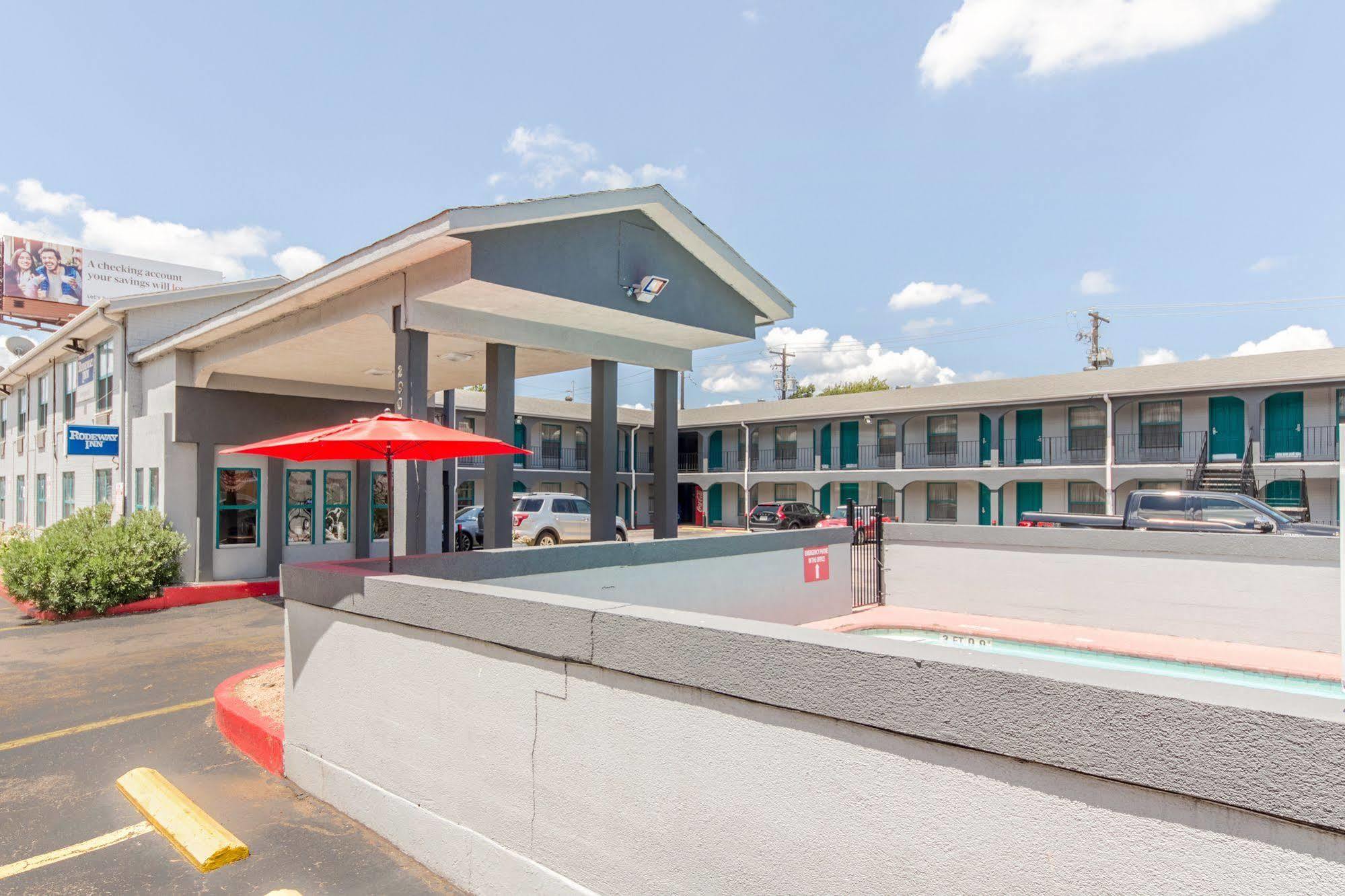 Rodeway Inn University Austin Exterior photo