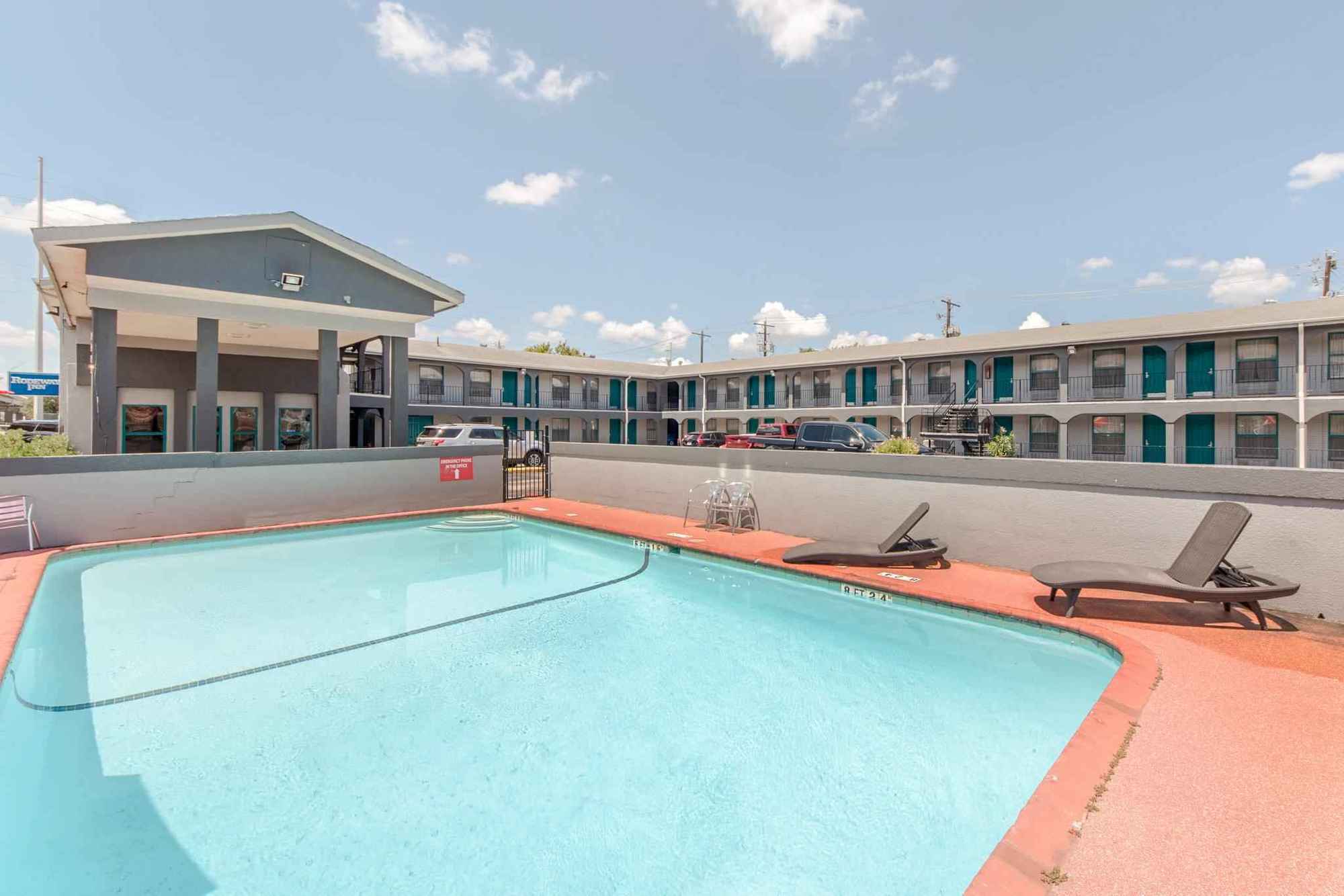 Rodeway Inn University Austin Exterior photo