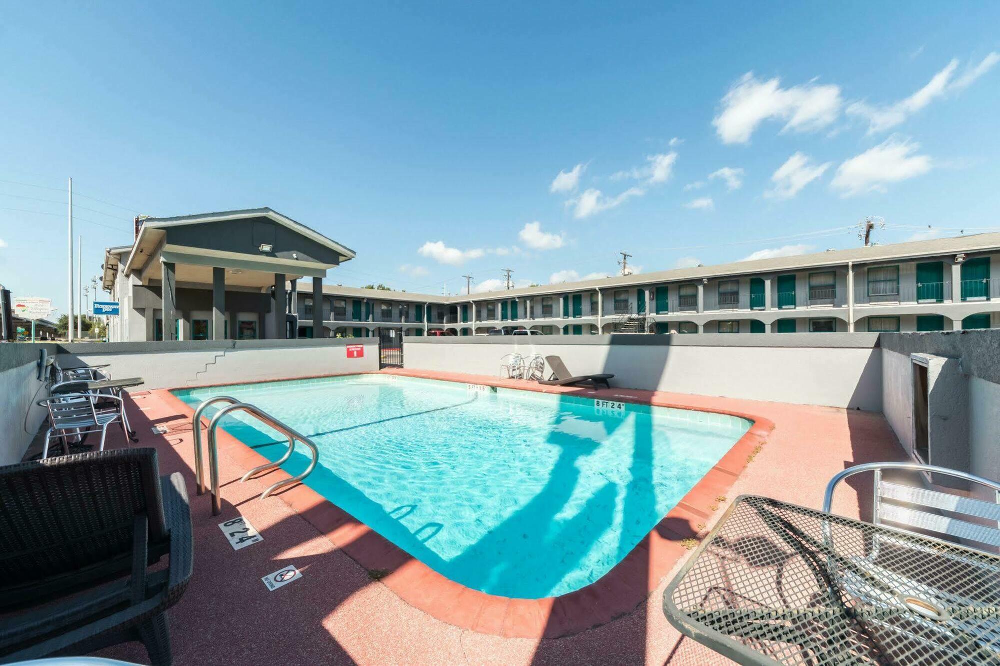 Rodeway Inn University Austin Exterior photo